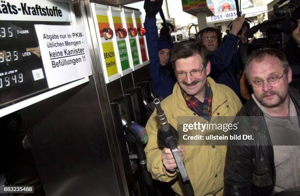 Politiker, FDP, D - Vizepräsident des Deutschen Bundestages, finanzpolitischer Sprecher der FDP-Fraktion - an einer Tankstelle mit Zapfhahn während...