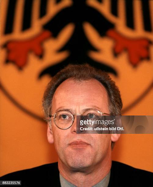 Politiker, SPD, D - Bundesverteidigungsminister - Besuch in Bosnien-Herzegowina: Porträt während einer Pressekonferenz in Sarajewo, im Hintergrund...