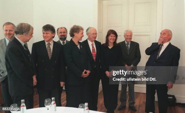 Politikerin SPD; D Ministerin für Bildung und Forschung - bei einem Empfang für die deutschen Nobelpreisträger: Gruppenfoto mit Hartmut Michel,...