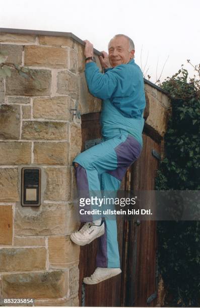 Geissler, Heiner *- Politiker , D Generalsekretaer der CDU 1977-1989 - klettert im Trainingsanzug an der Wand seiner Garage hoch