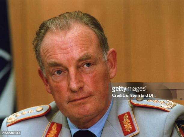 Offizier, D Generalinspekteur der Bundeswehr - Porträt in Uniform