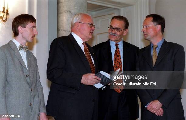 Jurist, Politiker, D Bundespräsident - Herzog bei der Vorstellung seines Buches "Mut zur Veränderung" mit Thomas Pinzka, Karl Ludwig Günsche und...