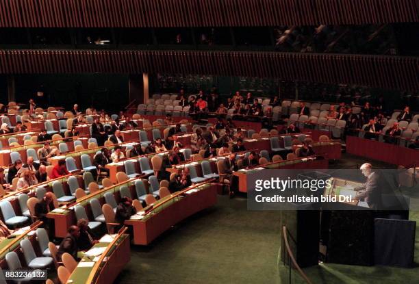 Politiker, Bündnis 90 / Die Grünen; D Bundesaussenminister - während seiner Rede vor der UNO - Vollversammlung in New York / USA