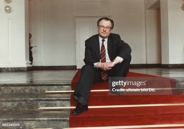 Der CDU-Politiker und Ministerpräsident von Baden-Württemberg, Lothar Späth, auf einem roten Treppenläufer sitzend. Undatiertes Foto.
