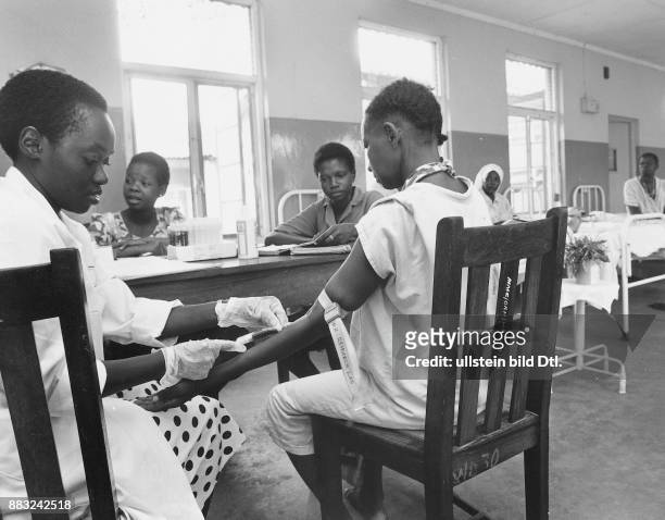 Tansania: Im "Ocean-Boulevard-Krankenhaus" von Daressalaam wird bei einer Patientin ein Aids-Test durchgeführt. Eine Krankenhausangestellte nimmt ihr...