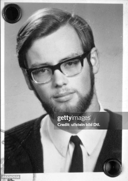 Rudolf Scharping *- Politiker, SPD, D Foto aus dem Personalausweis. Aufgenommen um 1972.