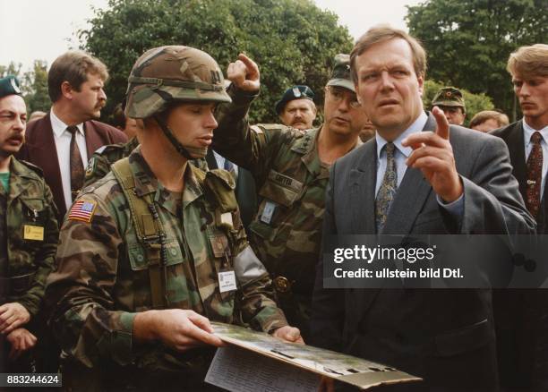 In seinem Amt als Bundesminister für Verteidigung besucht Volker Rühe die NATO-Übung "Cooperative Bridge 1994" in Posen, Polen. Von amerikanischen...