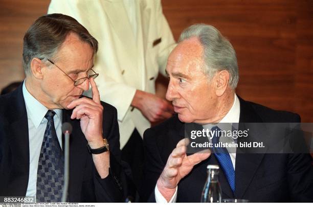 Hans Ulrich Klose und Shimon Peres im Auswärtigen Ausschuss in Berlin am 09. Mai 2001. Ausschussvorsitzender, SPD, Aussenminister, Außenminister,...