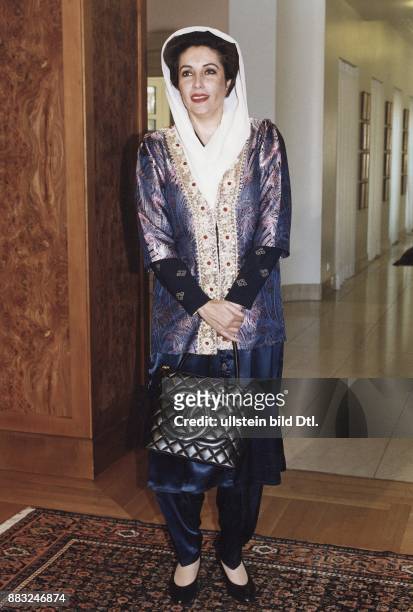 Die pakistanische Regierungschefin Benazir Bhutto auf Staatsbesuch in Bonn. Sie trägt ein weißes Kopftuch und ein festliches dunkelblaues Gewand. In...