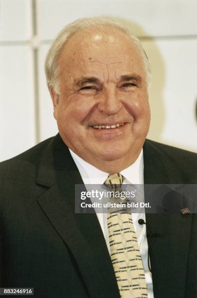 Der ehemalige Bundeskanzler Helmut Kohl . Am Revers trägt er ein Mikrofon. .