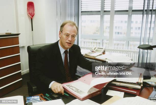 Der SPD-Politiker und Bundesverteidigungsminister Rudolf Scharping in seinem Arbeitszimmer in Berlin an einem mit Aktenbergen beladenen Schreibtisch....