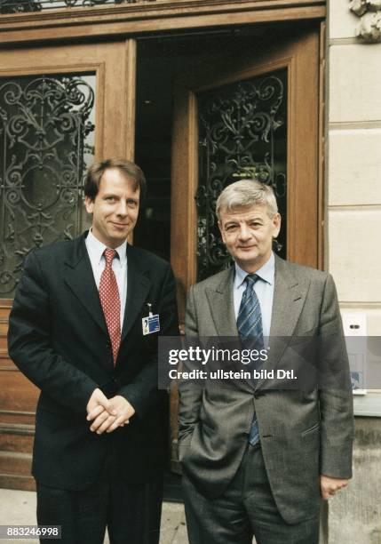 Dr. Hans Fleisch , Geschäftsführer Deutsche Stiftung Weltbevölkerung, mit Außenminister Joschka Fischer auf dem Forum für globale Fragen in Berlin. .