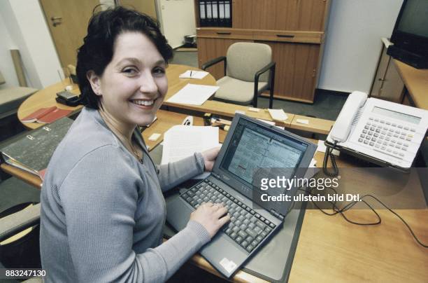 Katherina Reiche, jüngste CDU-Bundestagsabgeordnete, am Schreibtisch in ihrem Büro sitzend und auf ihrem Laptop schreibend. .