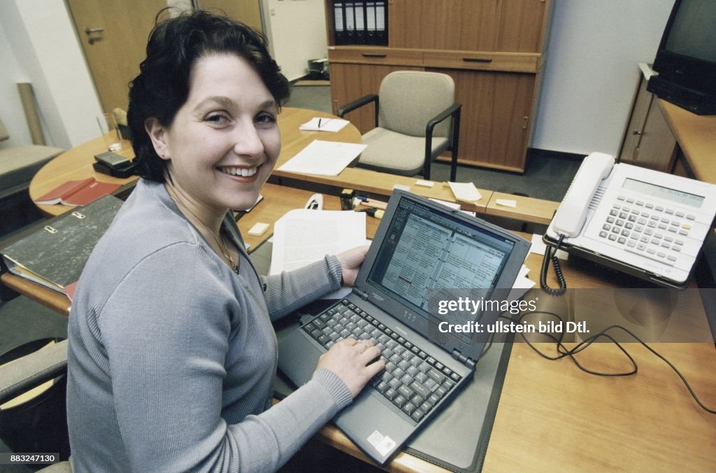 Katherina Reiche, jüngste CDU Bundestagsabgeordnete, am Schreibtisch