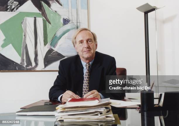 Dr. Ulf Böge, designierter Leiter des Bundeskartellamtes, in seinem Büro am Schreibtisch. .