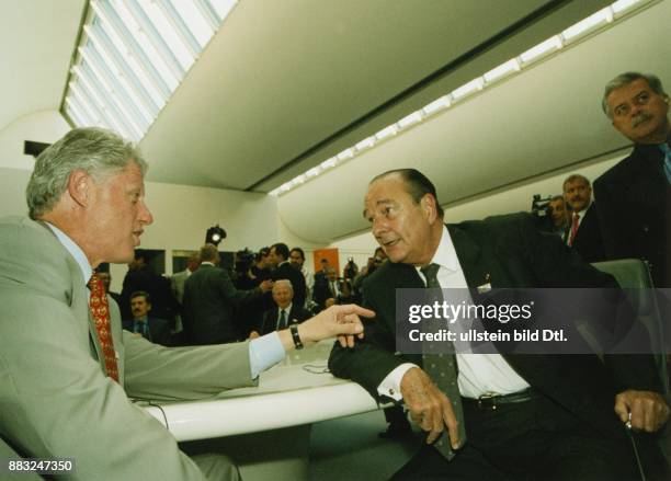 Bill Clinton , Präsident der USA, und Jacques Chirac, Staatspräsident von Frankreich, im Gespräch. Die angeregte Unterhaltung zwischen den beiden...