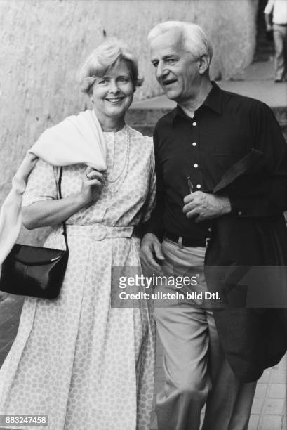 Bundespräsident Richard von Weizsäcker und seine Ehefrau Marianne im Sommerkleid mit Handtasche. .