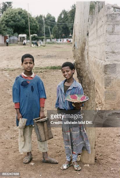 Äthiopien: Zwei Straßenkinder, ein Junge und ein Mädchen, müssen in Addis Abeba arbeiten um zu überleben. Der Junge bietet seine Dienste als...