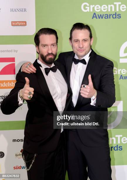 The Boss Hoss bestehend aus Alec Völkel und Sascha Vollmer kamen ganz zahm in Anzug und Fliege zu den GreenTec Awards 2015 im Velodrom Berlin am