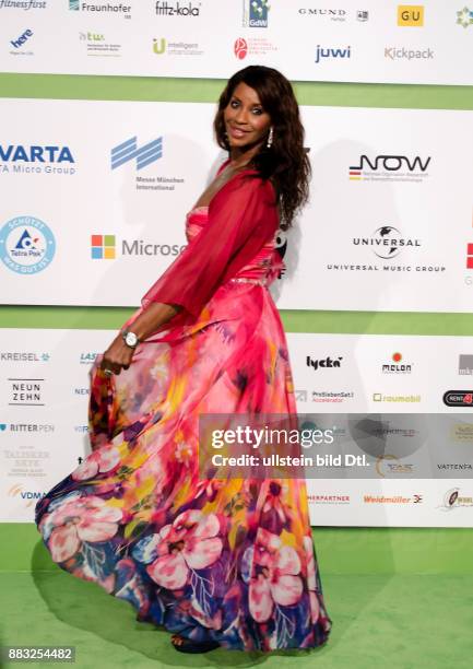 Schauspielerin Liz Baffoe erschien in einem farbenfrohen Kleid und genoss den Abend der GreenTec Awards 2015 im Velodrom Berlin am