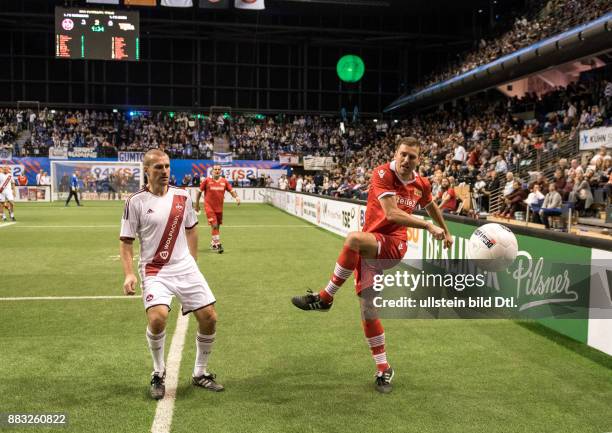 Thomas Boden 1.FC Union Berlin und Marek Nikl 1.FC Nürnberg im Zweikampf bei den Aok Traditionsmasters 2016 Fussball-Legenden Live Erleben in der...