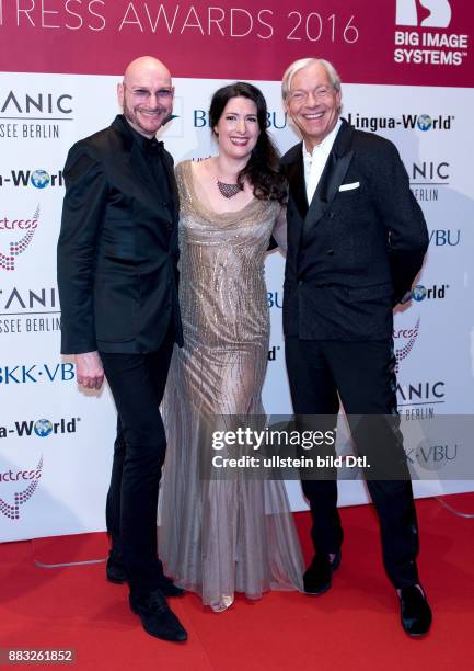 Ralph Morgenstern,Sonja Fusati und Jo Groebel bei den Victress Award Berlin 2016 im Hotel Titanic am