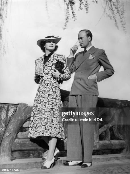 Eine Frau in einem bunten Sommerkleid und ein Mann in einem eleganten Anzug Aufnahme: Sonja Georgi Originalaufnahme im Archiv von ullstein bild