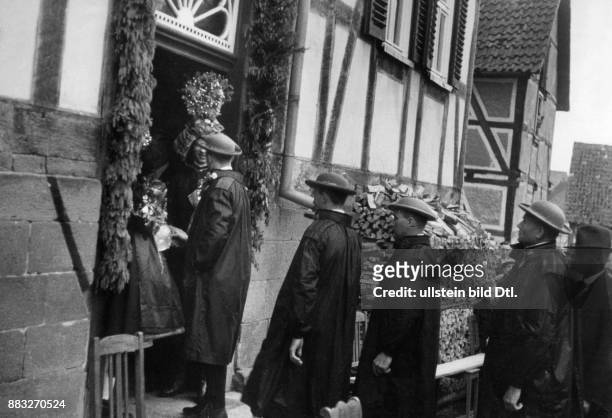 Hochzeiten: Die Männer gratulieren dem Bräutigam am Eingang seines Hauses Aufnahme: Tim Nachum Gidal Originalaufnahme im Archiv von ullstein bild
