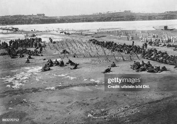 Russisch-Japanischer Krieg: Vor der Schlacht am Yalu Fluss , japanische Truppen beim Vormarsch in Korea auf dem gefrorenen Sand Aufnahme: Valerian...