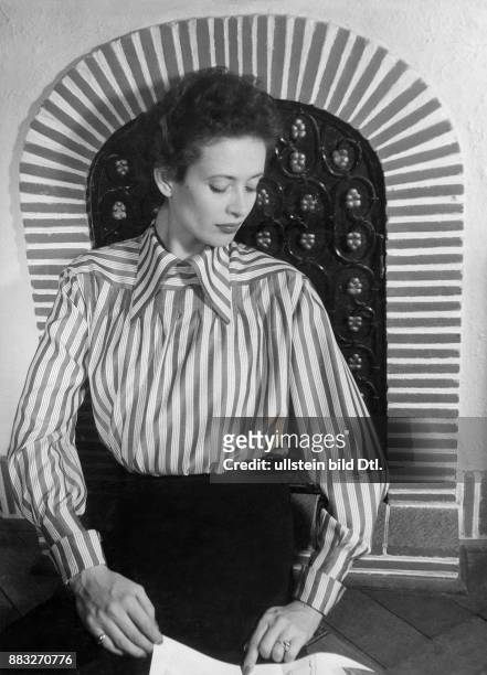 Büromode für Sekräterinnen, eine Frau in einer eleganten Bluse Aufnahme: Sonja Georgi Originalaufnahme im Archiv von ullstein bild