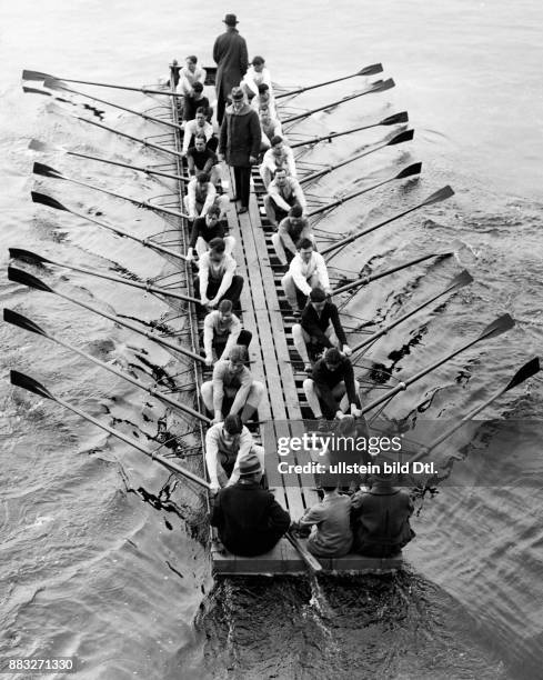 Die Rudermannschaft in einem Doppel - Ruderboot Originalaufnahme im Archiv von ullstein bild