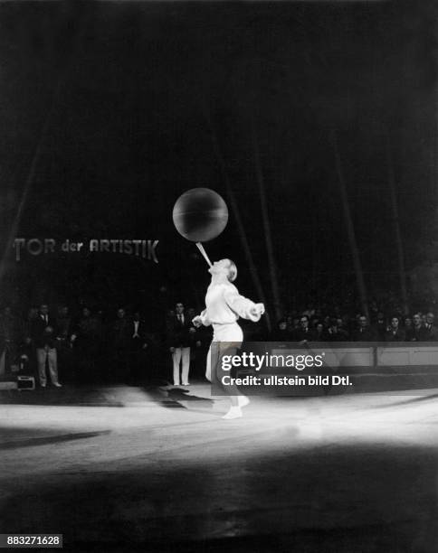 Jongleur Paolo Bedini, bei einem Auftritt im Zirkus