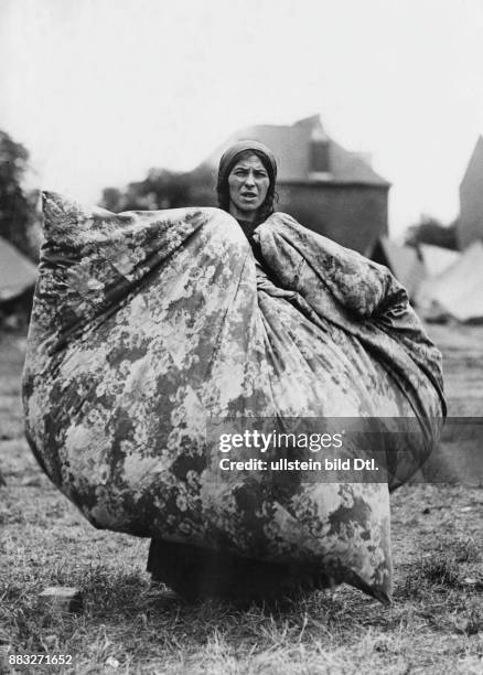 Eine Frau der Sinti und Roma mit Bettwäsche Originalaufnahme im Archiv von ullstein bild