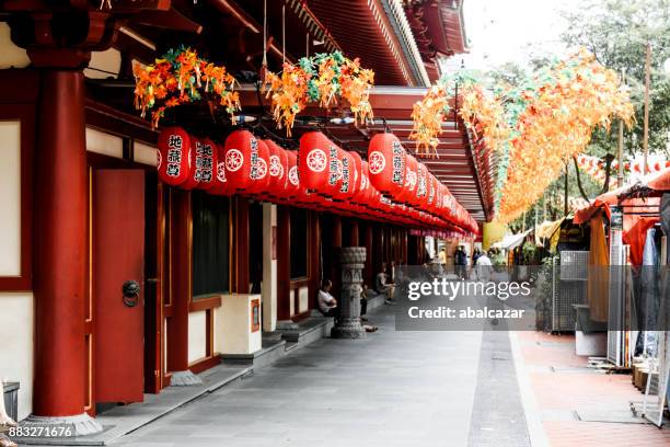 the buddha tooth relic temple, singapore - singapore alley stock pictures, royalty-free photos & images