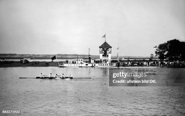 Ruderregatta in Frankfurt/Oder; Ruderer beim Wettkampf auf dem Fluss Originalaufnahme im Archiv von ullstein bild