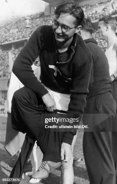 Ein Soldat aus Stettin Günther König gewinnt den Wettkampf im Weitsprung im Berliner Olymiastadion Aufnahme: Hanns Hubmann Originalaufnahme im Archiv...