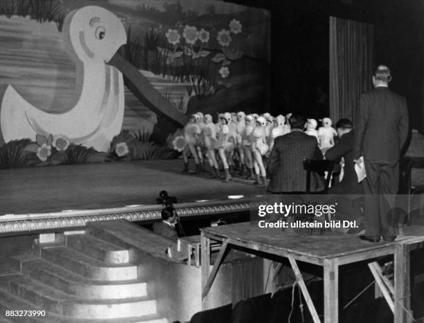 Tänzerinnen während einer Probe in der Scala - Berlin, studieren die neue Choreographie ein Aufnahme: Hanns Hubmann Originalaufnahme im Archiv von...