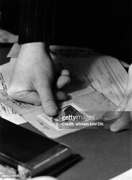 Der Fingerabdruck des US-Botschafters soll die Fälschung der Pässe verhindern Aufnahme: Hanns Hubmann Originalaufnahme im Archiv von ullstein bild
