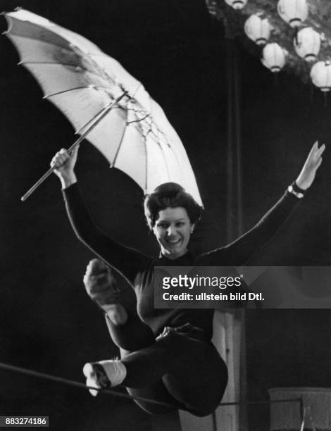 Die Darstellerin Quintilia ballanciert auf dem Seil mit einem Schirm während einer Probe in der Scala - Berlin Aufnahme: Hanns Hubmann...