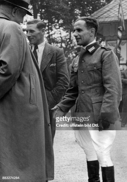 Jockey in dem typischen "Braunen Rock" in der Zeit der Nationalsozialistischen Diktatur auf der Galopprennbahn Riem in München Aufnahme: Hanns...