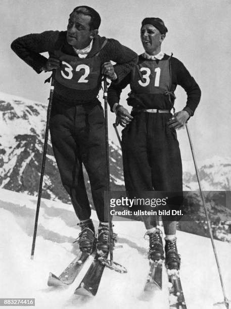 Portrait des Gewinners im Abfahrts-Rennen Skifahrer Walter Prager , neben ihm Beni Arosa Aufnahme: Hanns Hubmann Originalaufnahme im Archiv von...