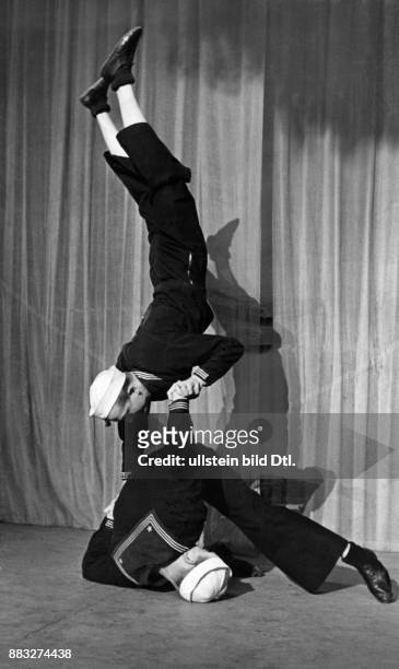 Die beiden Akrobaten und Brüder Petterson führen ihre akrobatischen Künste im Berliner Kabarett der Komiker vor Aufnahme: Hanns Hubmann...