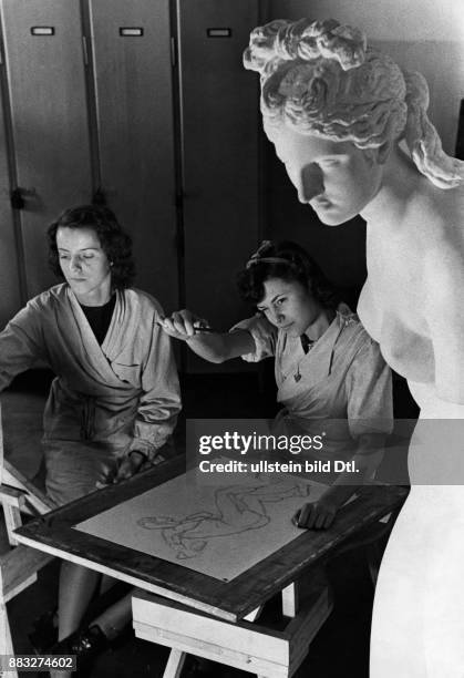 Schülerinnen beim Aktzeichnen im Atelier der Deutschen Zeichenfilmschule Aufnahme: Hanns Hubmann Originalaufnahme im Archiv von ullstein bild