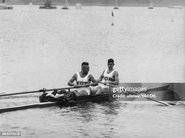 Olympische Sommerspiele 1936/Rudern in Grünau: die Goldmedaillen - Gewinner Willi Eichhorn und Hugo Strauß in ihrem Ruderboot nach dem Wettkampf...