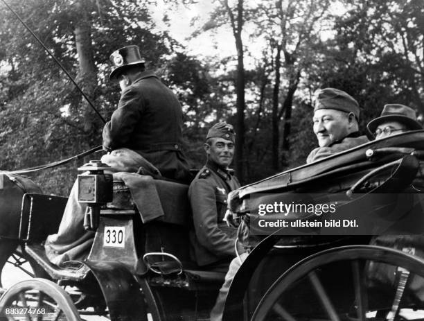 Verwundete Soldaten im Urlaub auf der Fahrt durch den Tiergarten Aufnahme: Hanns Hubmann Originalaufnahme im Archiv von ullstein bild