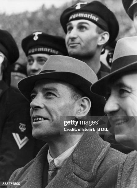 Ein mit Fußballfans und Soldaten gefülltes Olympiastadion beim Spiel Spanien - Deutschland; Portrait des Torhüters Ricardo Zamora Martínez als...