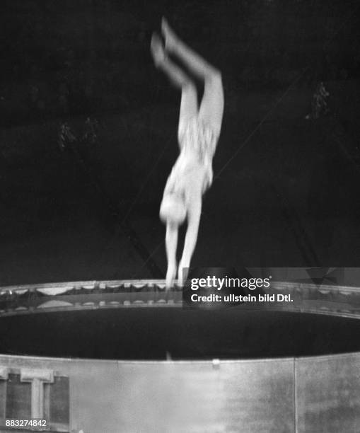 Sportlerin, Wasserspringerin, Deutschland Anita Kittner beim Sprung ins Schwimmbecken in der Deutschlandhalle, Berlin Aufnahme: Sennecke...