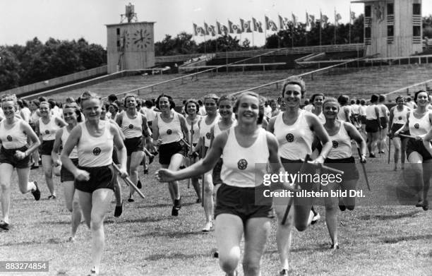 Beginn des Deutschen Turn- und Sportfestes in Breslau, veranstaltet von dem Nationalsozialistischer Reichsbund für Leibesübungen; Frauen im Stadion...