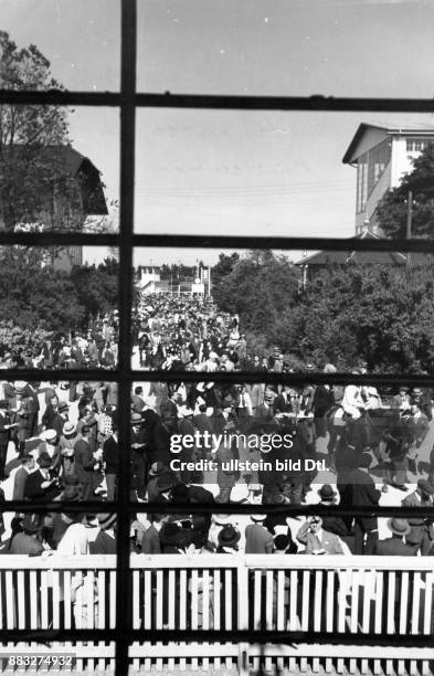 Zuschauer auf der Galopprennbahn Riem in München, Blick aus einem Fenster Aufnahme: Hanns Hubmann Originalaufnahme im Archiv von ullstein bild