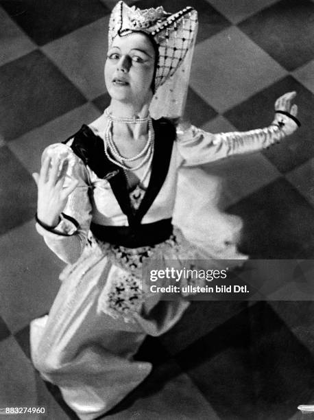 Taenzerin, Kunstspringerin, Journalistin, Deutschlan *-1990+ - Portrait in einer Tanzpose in dem Ballettstück "Joan von Zarissa" von Werner Egk -...